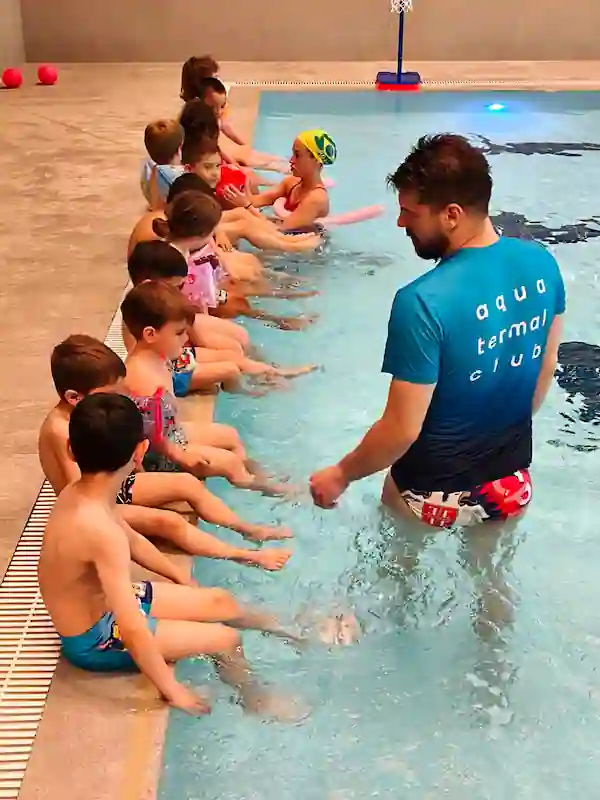 Deca na bazenu — škola plivanja u vrtiću Zvončica